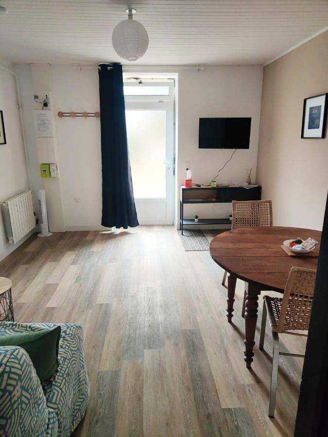 Logement chaleureux et parking in La Chevrolière, Région de Nantes