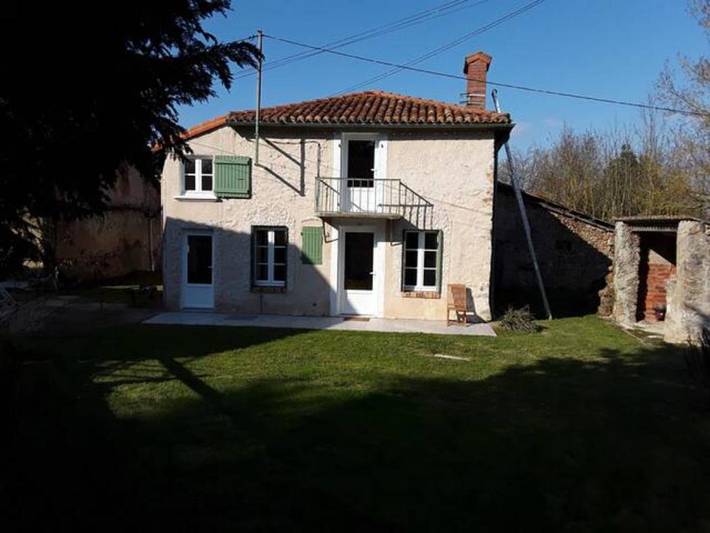 Gîte pour 5 personnes, avec jardin à Queaux