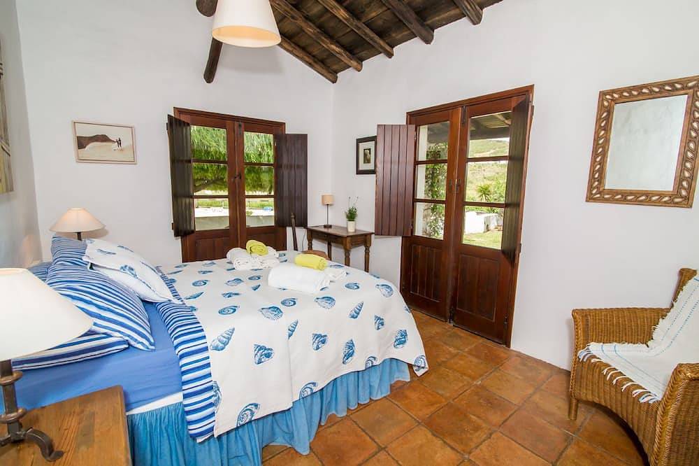 Casa da Aldeia - sleeps up to 10 in Bordeira, Naturpark Südwest-Alentejo und Costa Vicentina