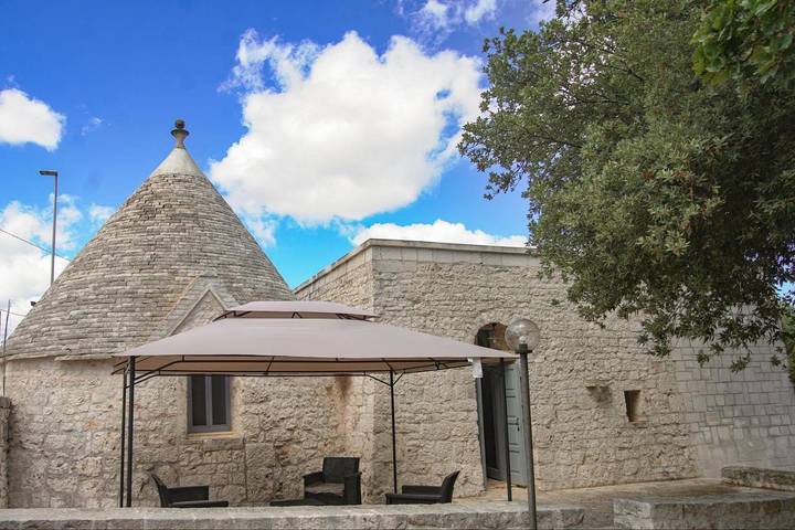 Trullo per 3 persone, con panorama e giardino, con animali domestici a Fasano