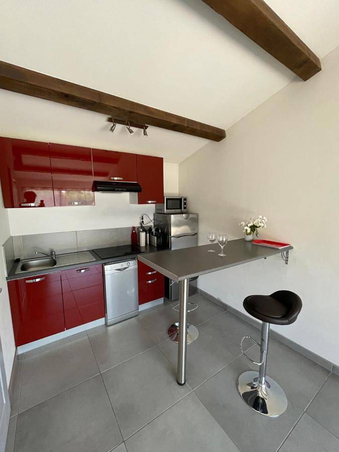 Appartement entier, Studio charmant avec terrasse in Lançon-Provence, Côte méditerranéenne (France)