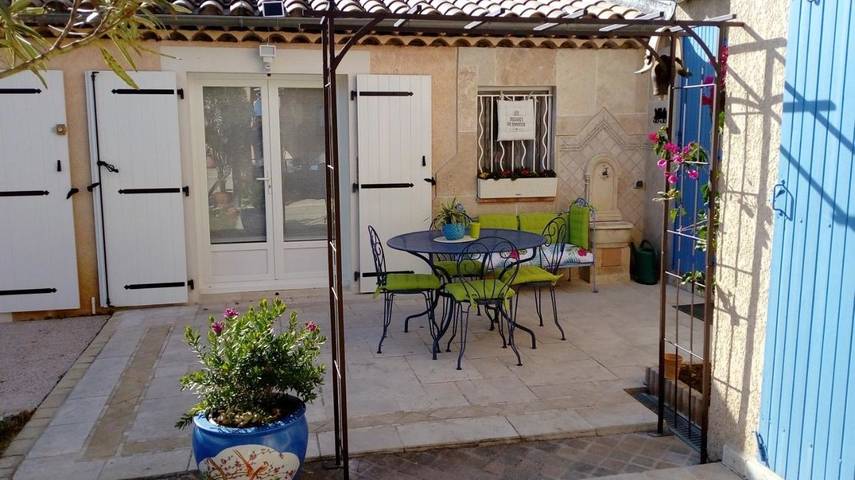Location de vacances pour 2 personnes, avec jardin ainsi que piscine et vue à Nans-les-Pins - 3