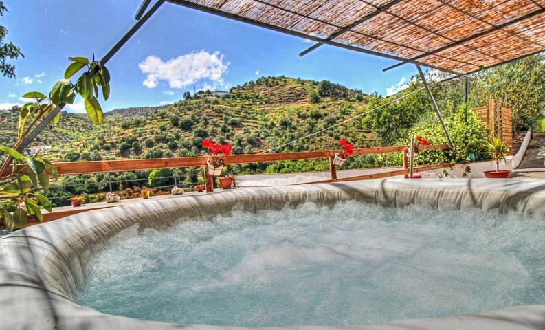 Ferienhaus für 6 Personen, mit Balkon und Whirlpool sowie Terrasse und Garten in Árchez