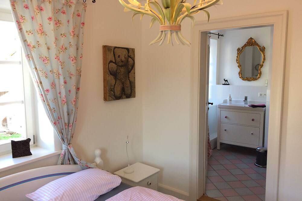 Ganze Wohnung, Romantisches Apartment \"Himmelblau\":  Erholung im historischen Mussldomahaus in Oberammergau, Bayerische Alpen