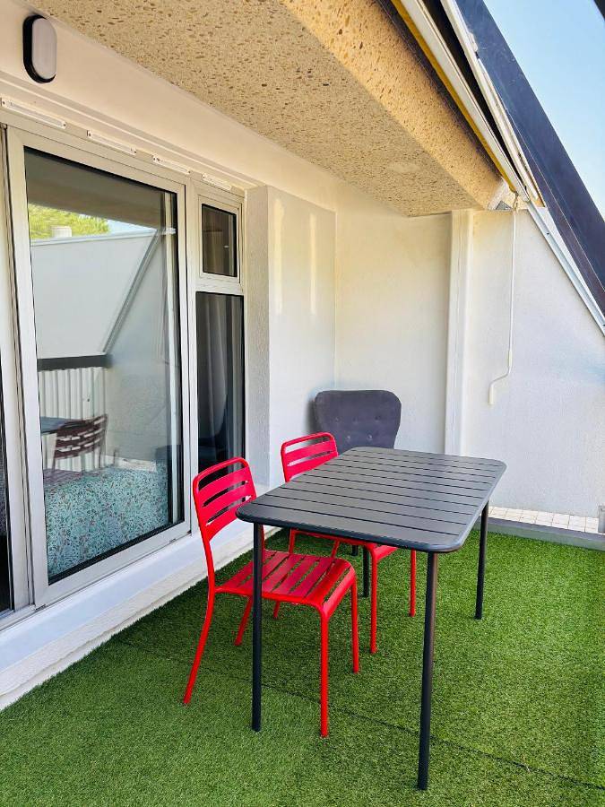 Gîte pour 2 personnes, avec vue sur le lac et vue ainsi que piscine et terrasse, animaux acceptés dans Port Gregau - 2