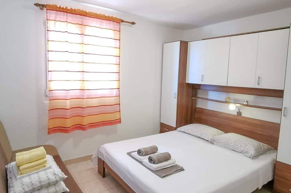 Ganze Wohnung, 3-Zimmer-Ferienwohnung mit Terrasse und Meerblick Mimice, Omis in Marusici, Split-Dalmatien
