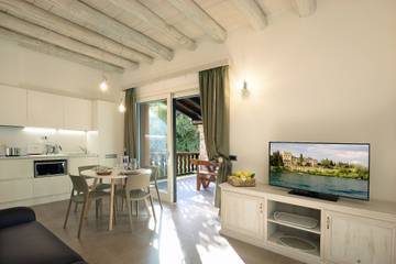Vacation Rental for 4 Guests in Toscolano-Maderno, Lake Garda, Picture 4