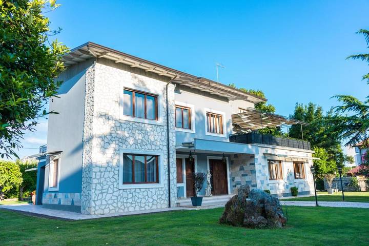 Location de vacances pour 2 personnes, avec jardin et vue, adapté aux familles dans Cassino - 3