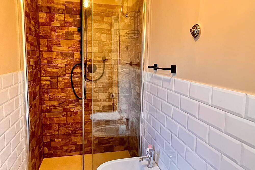 Apartamento entero, A 5-minute walk from the sea and the station, La Casetta is comfortable and cozy. in Ladispoli, Provincia de Roma