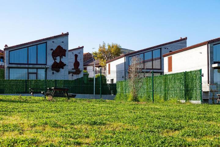 Location de vacances pour 4 personnes, avec piscine ainsi que jardin et terrasse dans Cabárceno - 4