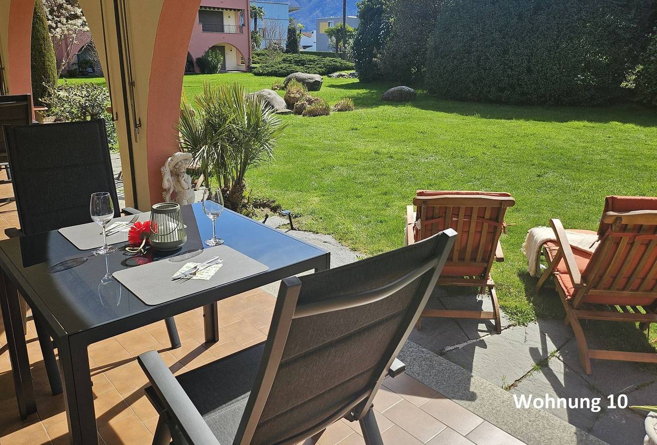 Geheel appartement, Sunny garden apartment with terrace, communal pool, and lawn for sunbathing in Ascona, Ticino Alpen en Verbano