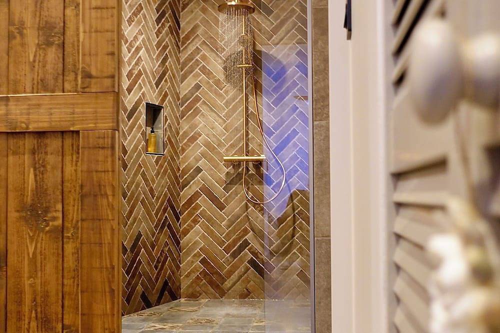 Appartement entier, Suite de luxe romantique atypique Bali jacuzzi proche gare, montagne à proximité in Grenoble, Isère