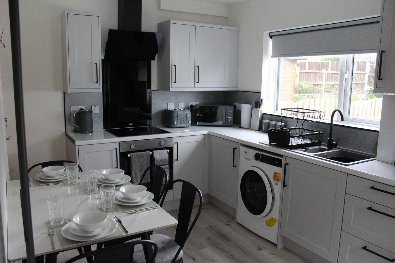 House - Sleeps 4 - Parking - Garden - City Centre in Leeds, Westliches Yorkshire