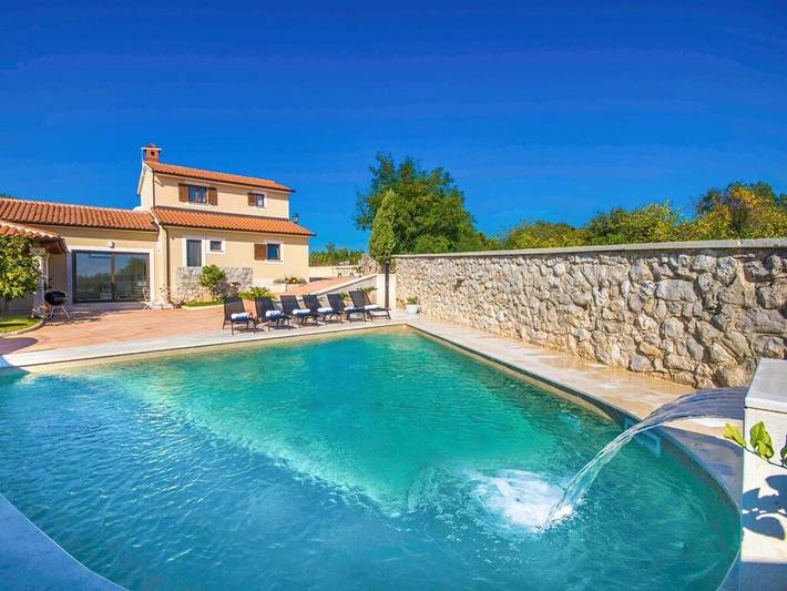 Ferienhaus für 9 Personen, mit Terrasse und Garten sowie Pool in Tomišići