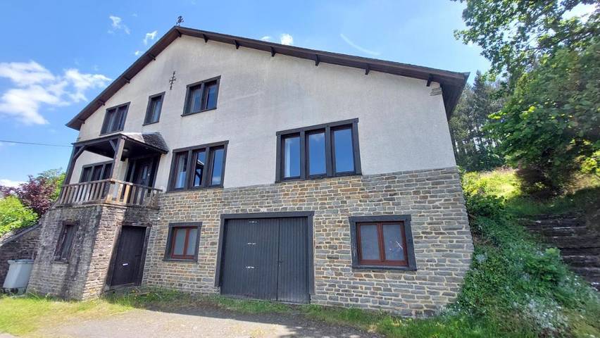 Location de vacances pour 12 personnes, avec vue et jardin à Bertrix