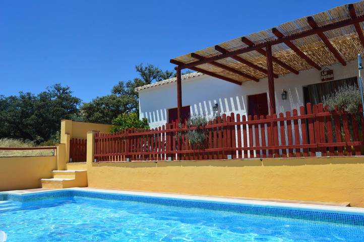 Casa rural para 6 personas, con piscina y jacuzzi además de jardín y balcón en Algarinejo - 2