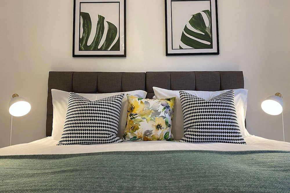 Wohnstätte-Komfort-Ensuite mit Dusche-Blick auf den Wald-Detached Property in St Helens, Nordwestengland