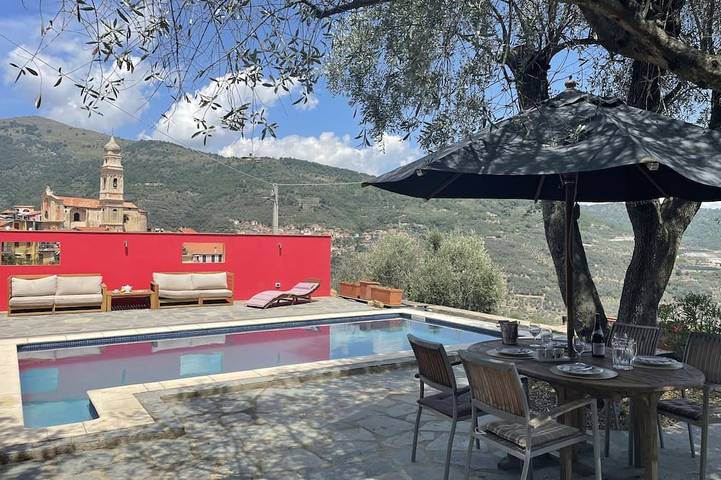 Ferienhaus für 4 Personen, mit Terrasse und Pool in Pietrabruna