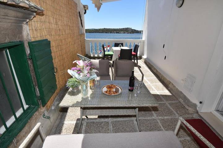 Maison d’hôte pour 5 personnes, avec vue ainsi que terrasse et vue sur le lac, animaux acceptés à Šibenik - 2