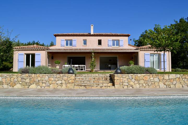 Gîte pour 8 personnes, avec piscine, adapté aux familles