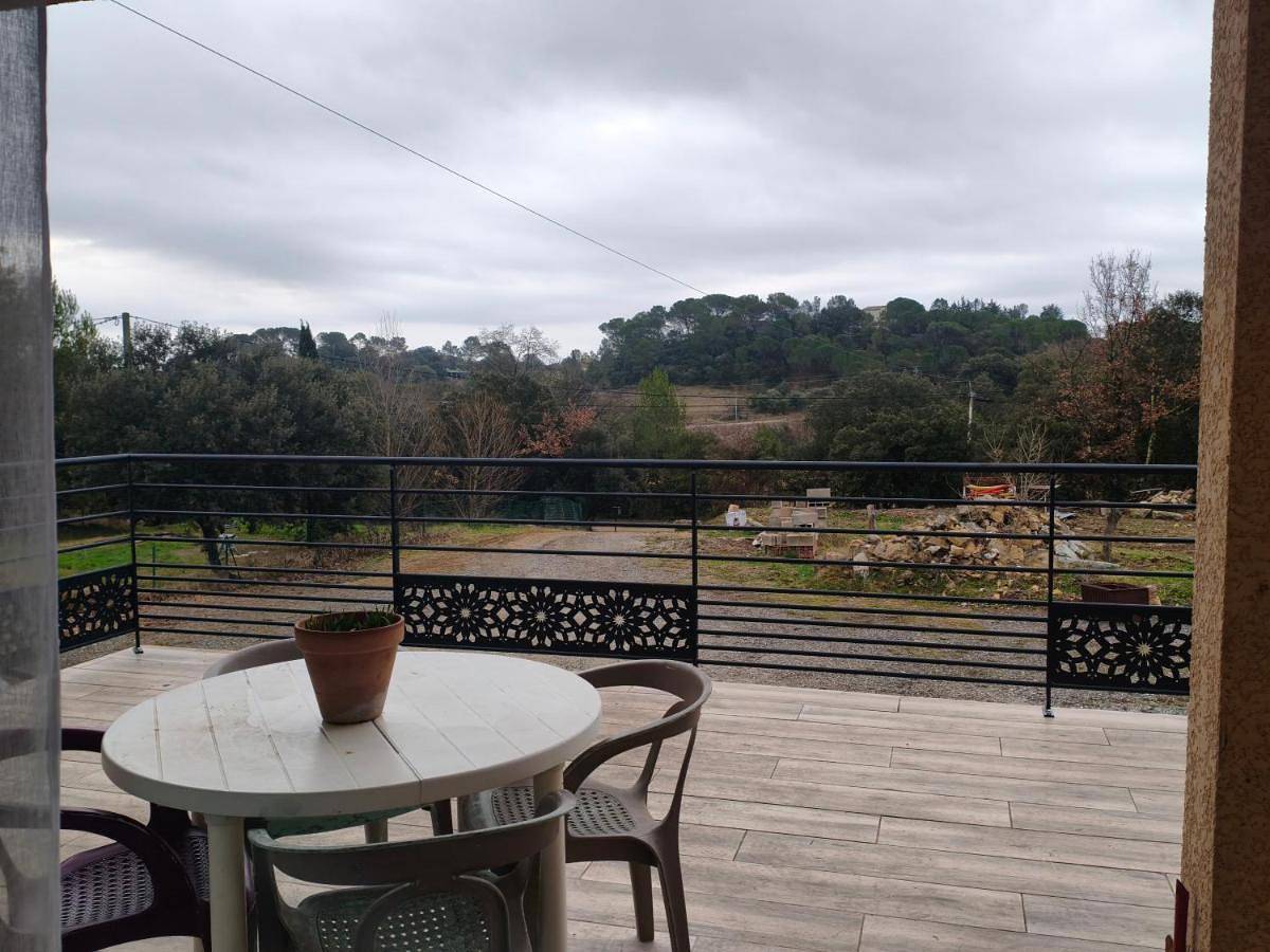 Grande villa 2 chambre ,salle de bain, grand séjour avec cuisine équipée et salle a manger, une grande terrasse de 40m2 donnant sur un grand jardin avec un parking en gravier de 500m2 in Tornac, Région d'Alès