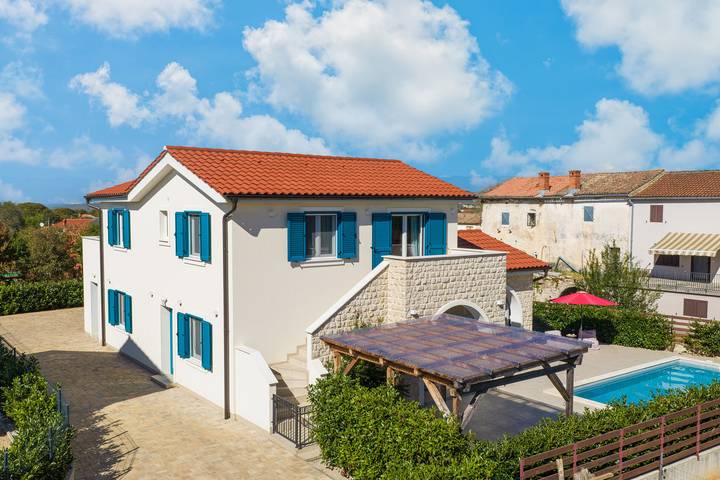 Ferienhaus für 10 Personen, mit Terrasse und Garten sowie Pool