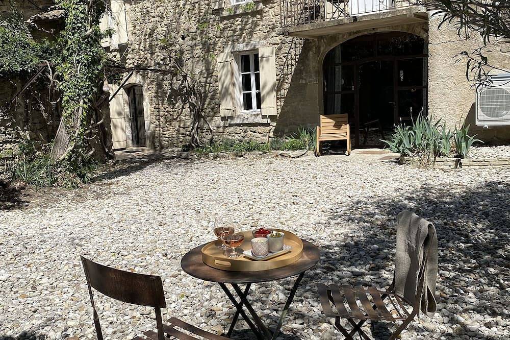Large 18th century Provencal cottage, restored\n5 bedrooms, 4 bathrooms in Oppède, Parc naturel régional du Luberon