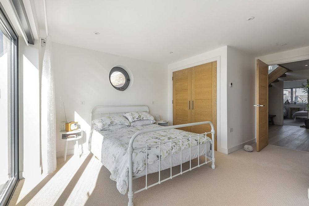 Samphire: Stunning Seafront Beach Home – Sleeps 6, 3 Bedrooms & Garden in West Wittering, West Sussex