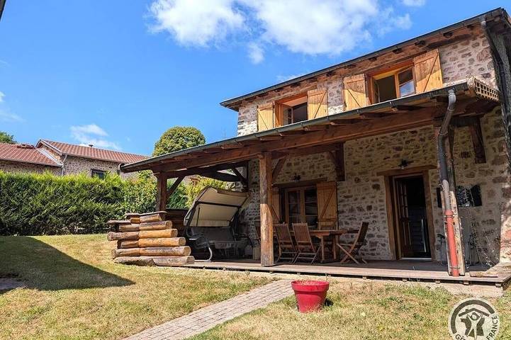 Location de vacances pour 5 personnes, avec terrasse ainsi que jardin et piscine à Poule-les-Écharmeaux