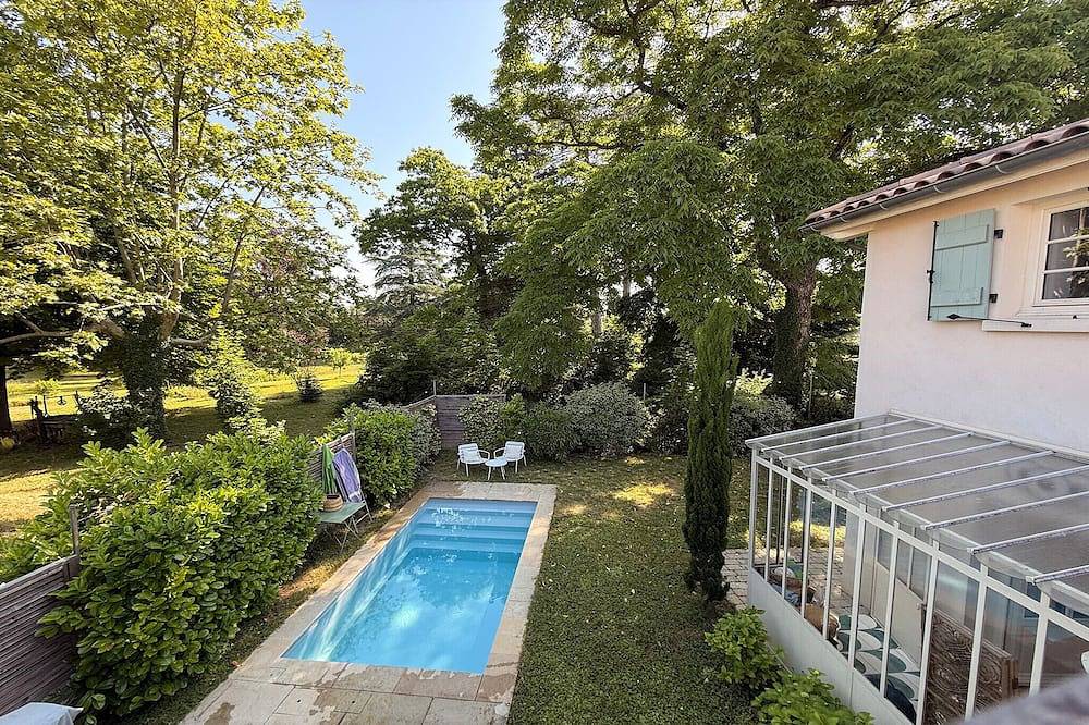 Villageoise – Charming family home with a pool. in Saint-Genis-Laval, Lyon und Umgebung