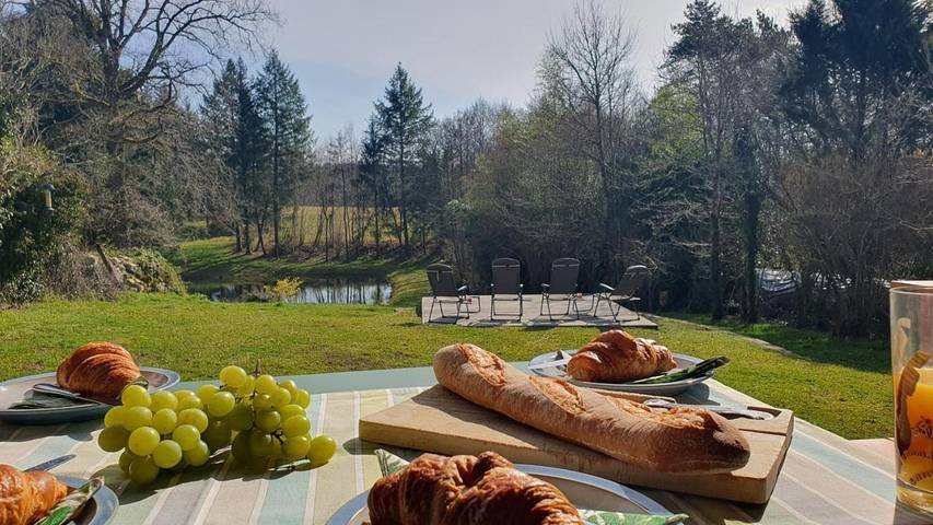 Location de vacances pour 6 personnes, avec Balcon et Terrasse ainsi que Jardin et Vue sur le lac à Champniers-et-Reilhac