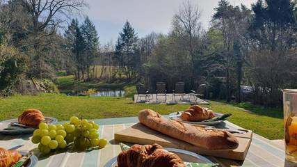 Gîte pour 6 personnes, avec vue sur le lac ainsi que jardin et vue à Champniers-et-Reilhac