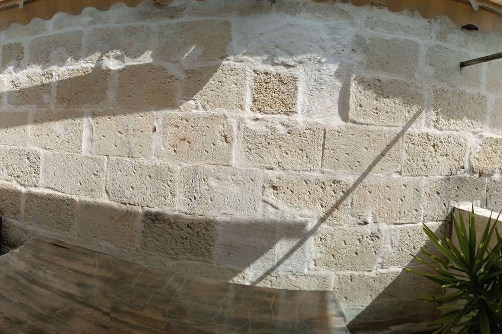 18th century stone village house with terrace, 15 minutes from the beach in Marsillargues, Côte d'Améthyste