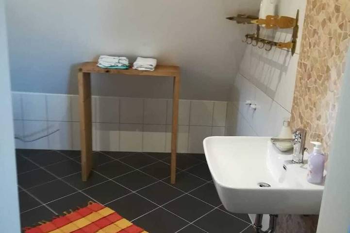 Ganze Wohnung, Gemütlches Apartment mit Blick ins Grüne auf dem Lindenhof in Garz/Rügen, Rügen
