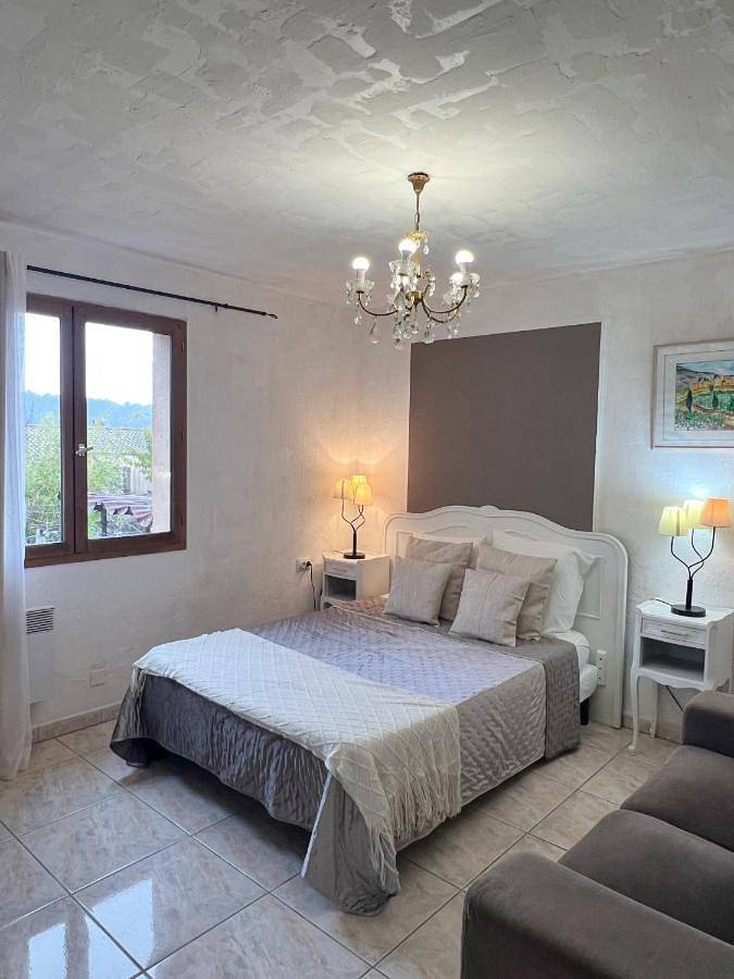 Location de vacances pour 2 personnes, avec piscine ainsi que vue et jardin dans Montlegun - 2