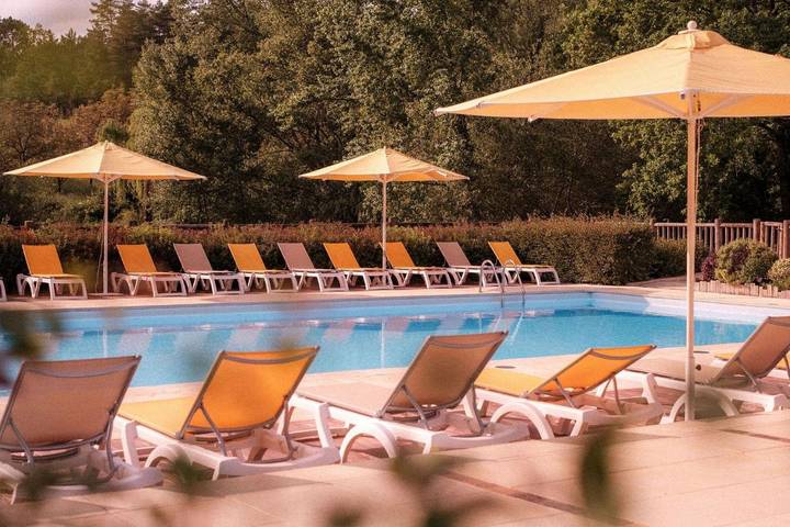 Gîte pour 4 personnes, avec piscine et bassin pour enfant ainsi que vue et jardin, animaux acceptés à Coux-et-Bigaroque