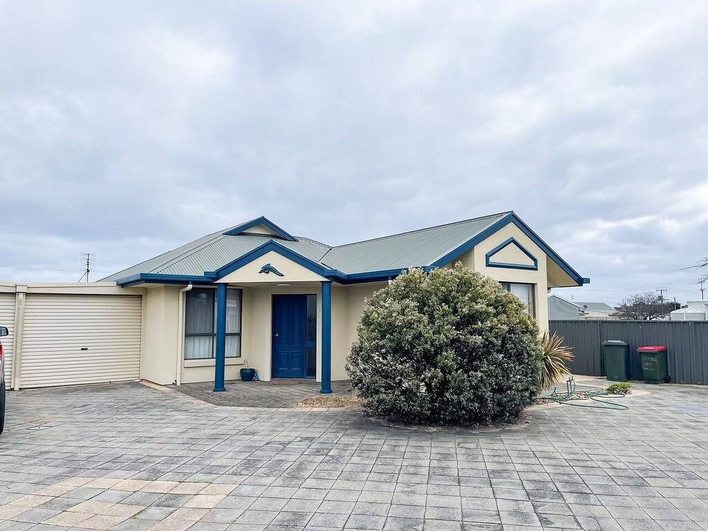 Dolphin Court - Park your car and walk to all that Robe has to offer in Robe, South Australia