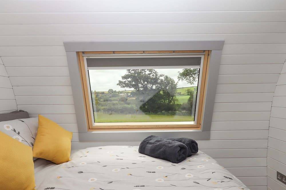 Under Oak Pod, pet friendly, with hot tub in Totnes in South Brent, South Devon
