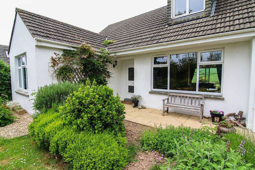 2 Bedroom, Semi-detached bungalow, 2 miles from the beach in Devon