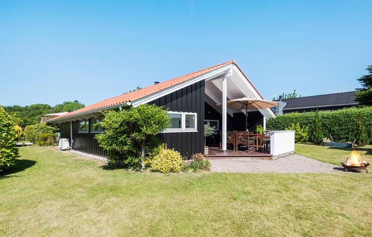 Ferieudlejning for 8 personer, med jacuzzi og terrasse såvel som have og sauna, husdyr tilladt i Rude Strand