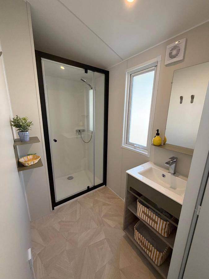 Camping pour 4 personnes, avec Terrasse ainsi que Jardin et Piscine