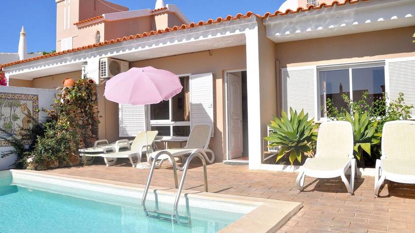 Villa for 4 people, with pool and terrace as well as garden in Quarteira