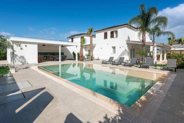 Villa con piscina per 8 persone, con piscina per bambini e panorama nonché giardino e piscina, con animali domestici in Campofelice di Roccella