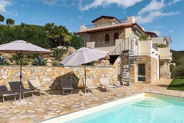 Ferienwohnung für 3 Personen, mit Pool und Garten in Lacona