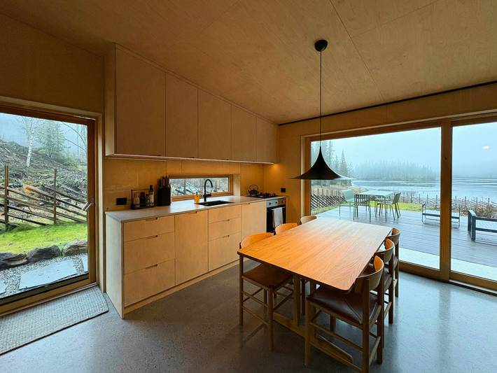 Von einem Architekten entworfene Hütte am See mit Sauna in Hole, Viken