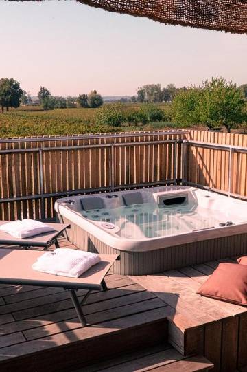 Gîte pour 4 personnes, avec terrasse et jacuzzi à Saint-Sulpice-de-Faleyrens
