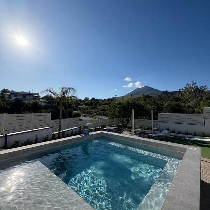 Casa vacanza per 6 persone, con idromassaggio e giardino nonché piscina, adatto a famiglie con bambini in Boscotrecase