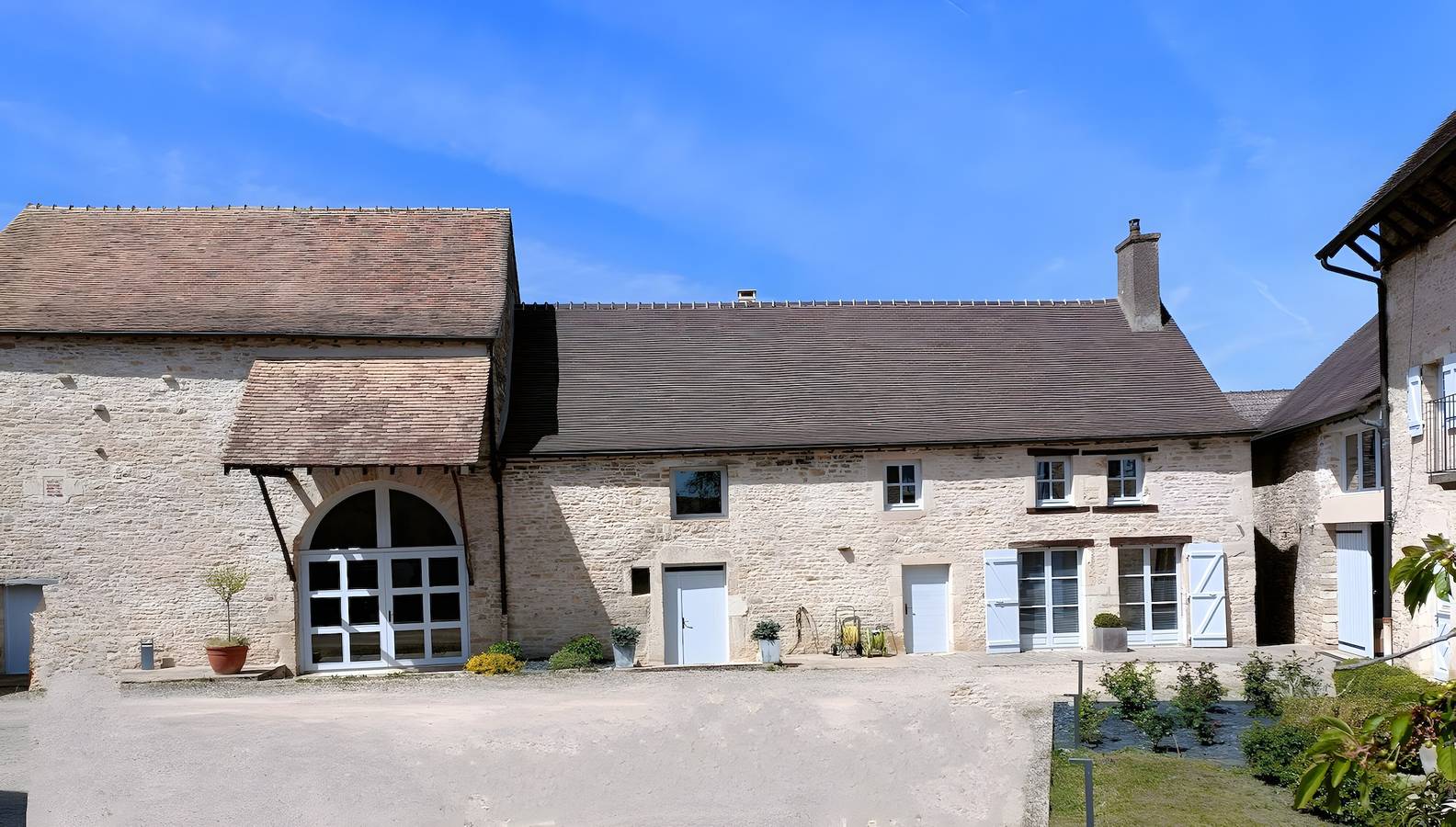 Chambre d'hôtes 'Fuchia' avec piscine partagée, terrasse partagée et Wi-Fi in Beaumont-sur-Grosne, Région de Chalon-sur-Saône