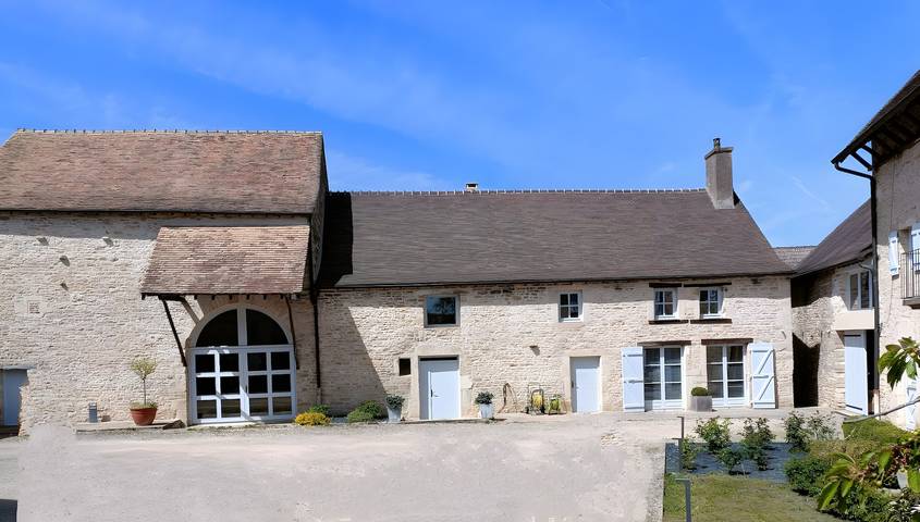 Chambre d'hôtes 'Fuchia' avec piscine partagée, terrasse partagée et Wi-Fi in Beaumont-sur-Grosne, Région de Chalon-sur-Saône