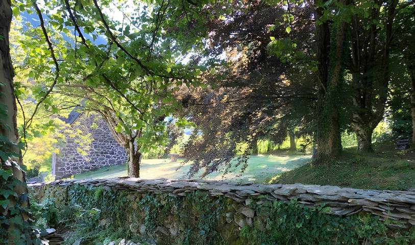 Gîte de charme face à la montagne avec terrasse privée, vue panoramique et Wi-Fi in Saint-Vincent-de-Salers, Parc naturel régional des Volcans d'Auvergne